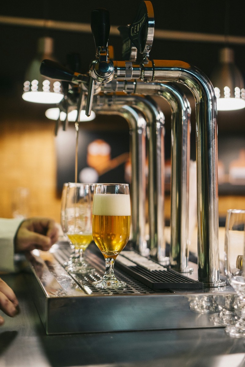 Estanterías de botillería con botellas de licor