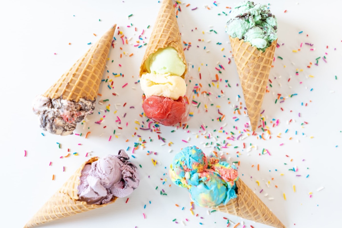 Vitrina de heladería con helados artesanales