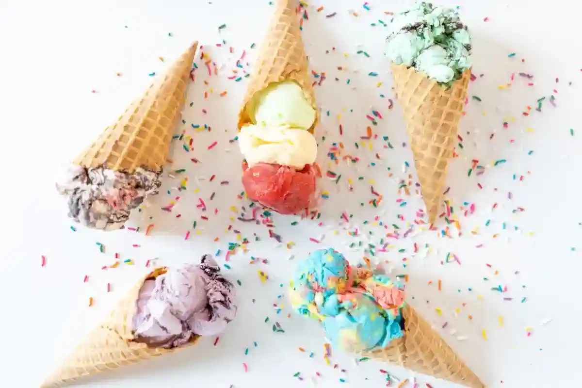 Vitrina de heladería con helados artesanales