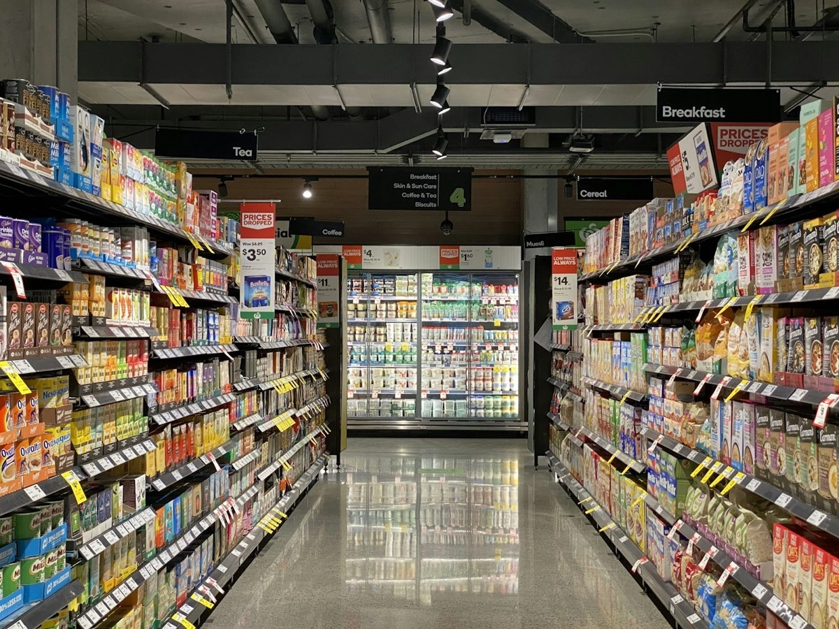 Interior de minimarket con estanterías surtidas