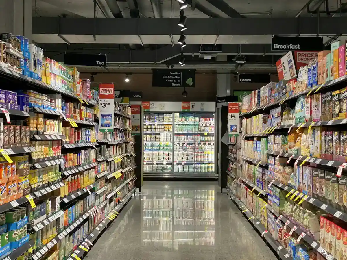 Interior de minimarket con estanterías surtidas