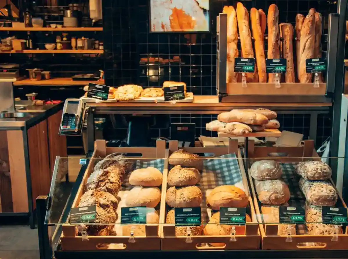 Vitrina de panadería con panes artesanales
