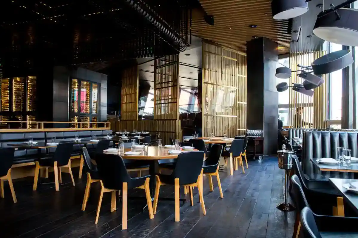 Salón de restaurante con mesas y sillas