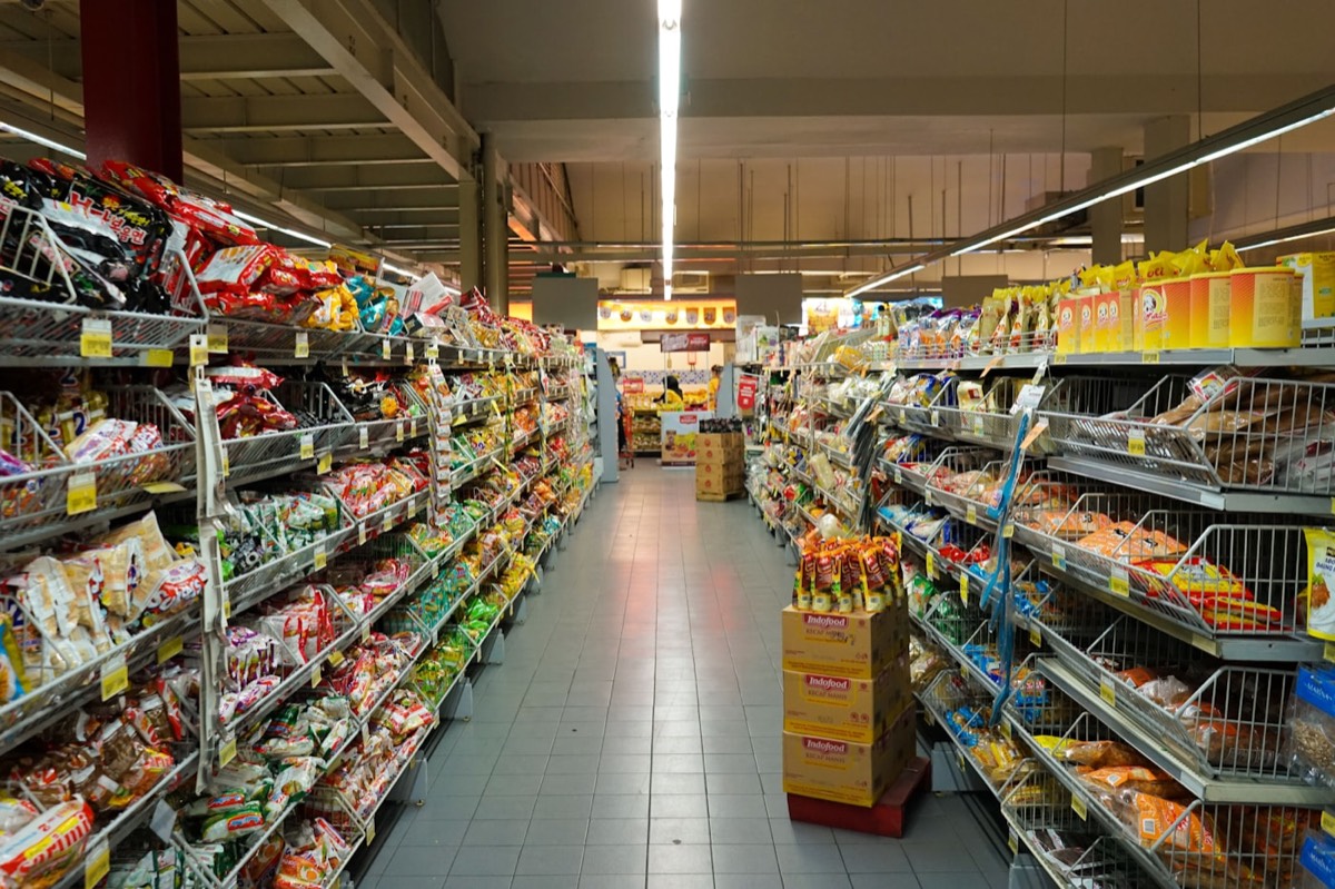 Pasillo de supermercado con góndolas de productos